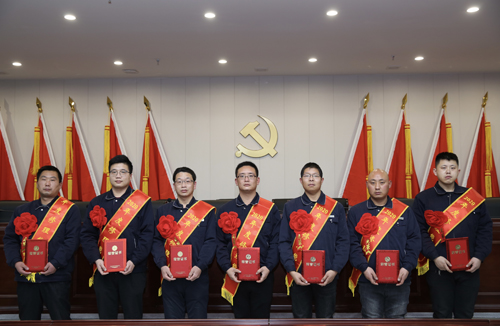 0206 修理能手從左至右依次為 邵冠峰、王寶玉、潘春樂、李龍、許特斯、韓利杰、寇增亮.jpg